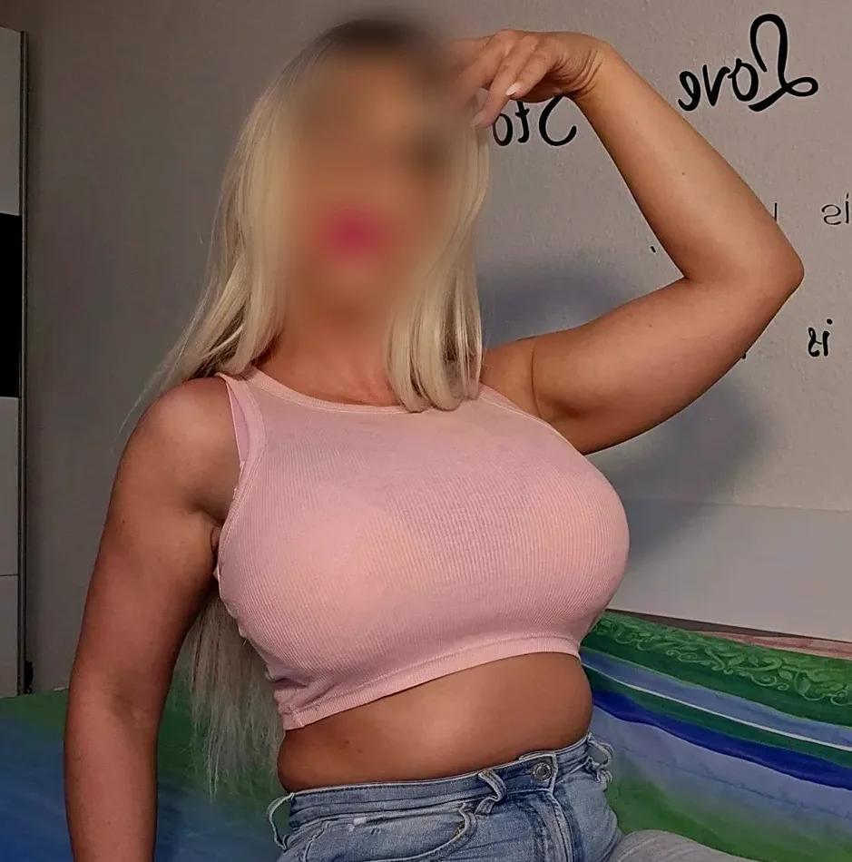 Henna, 28